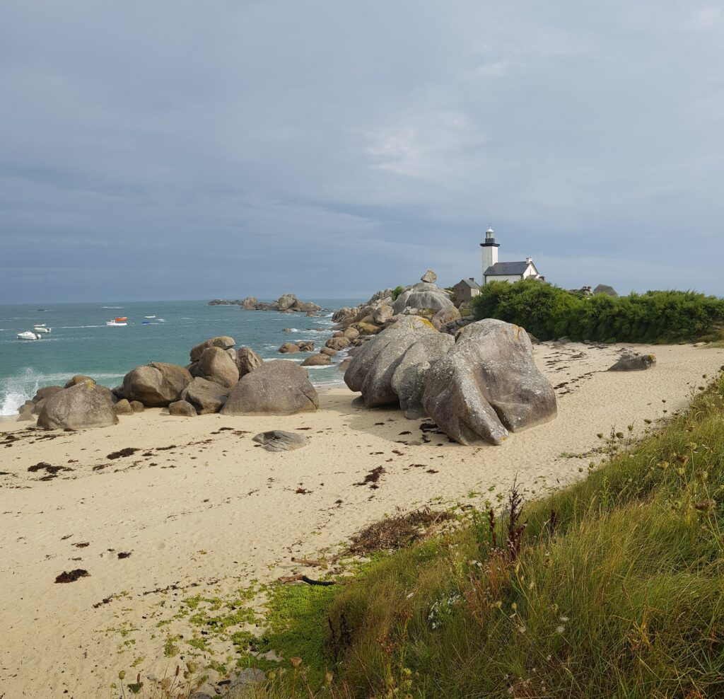 Phare du Pontusval sur la pointe de Beg-Pol, commune de Brignogan-Plage