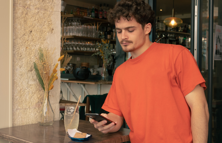 Photo de notre persona dans un café